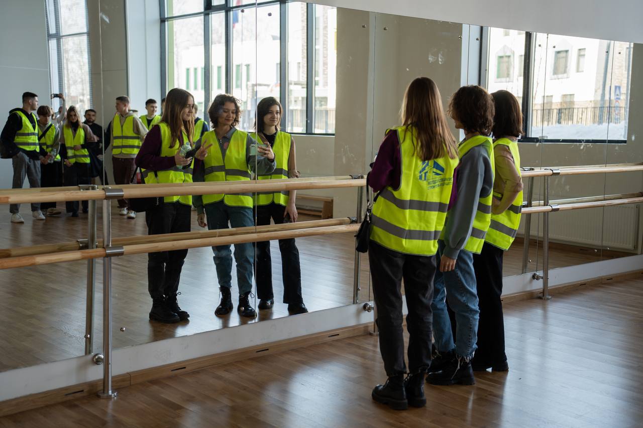 В рамках форума «Молодой специалист - строитель будущего» студенты посетили школу в Молжаниново