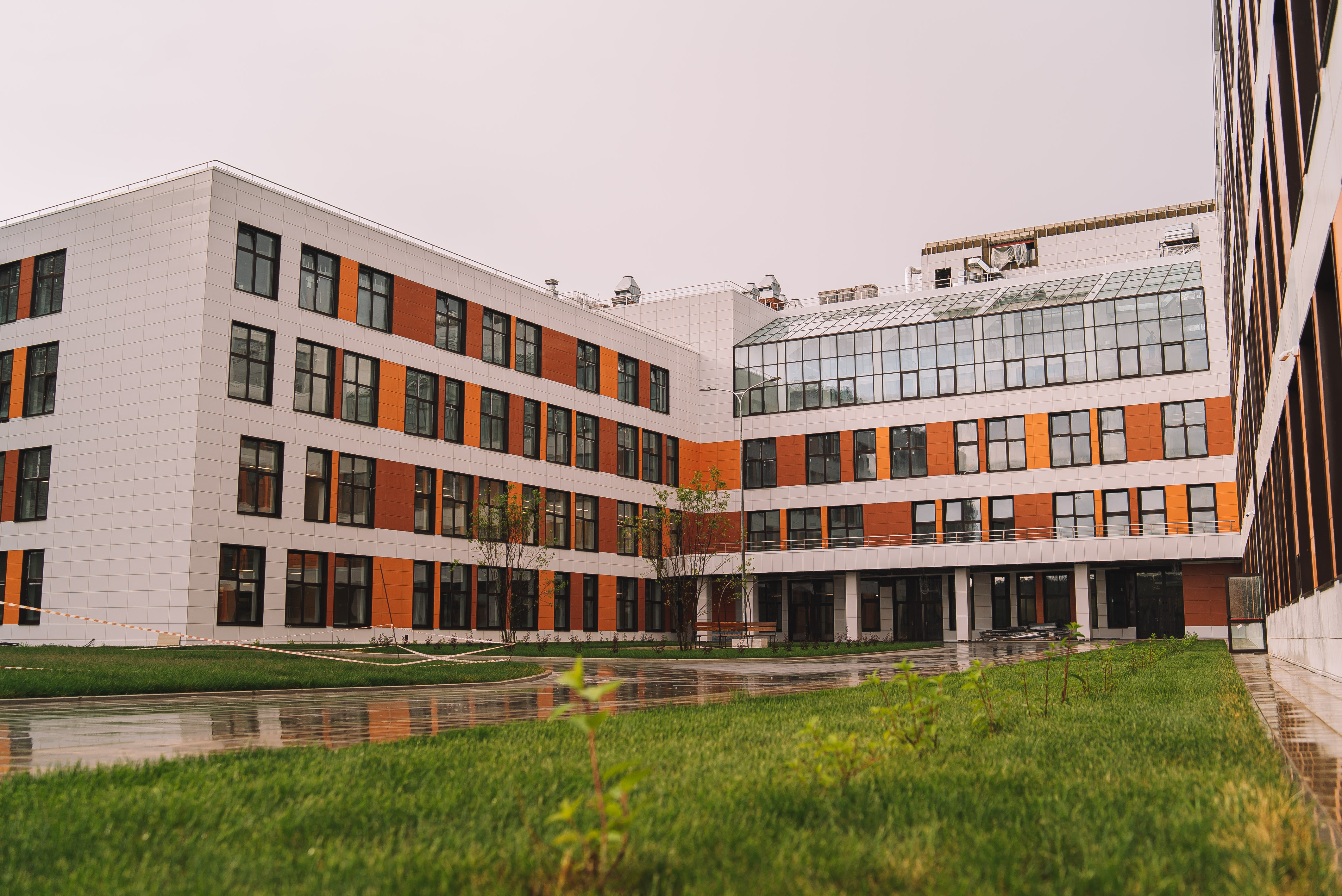 В Троицком и Новомосковском административных округах в этом году завершится строительство двух больших школ