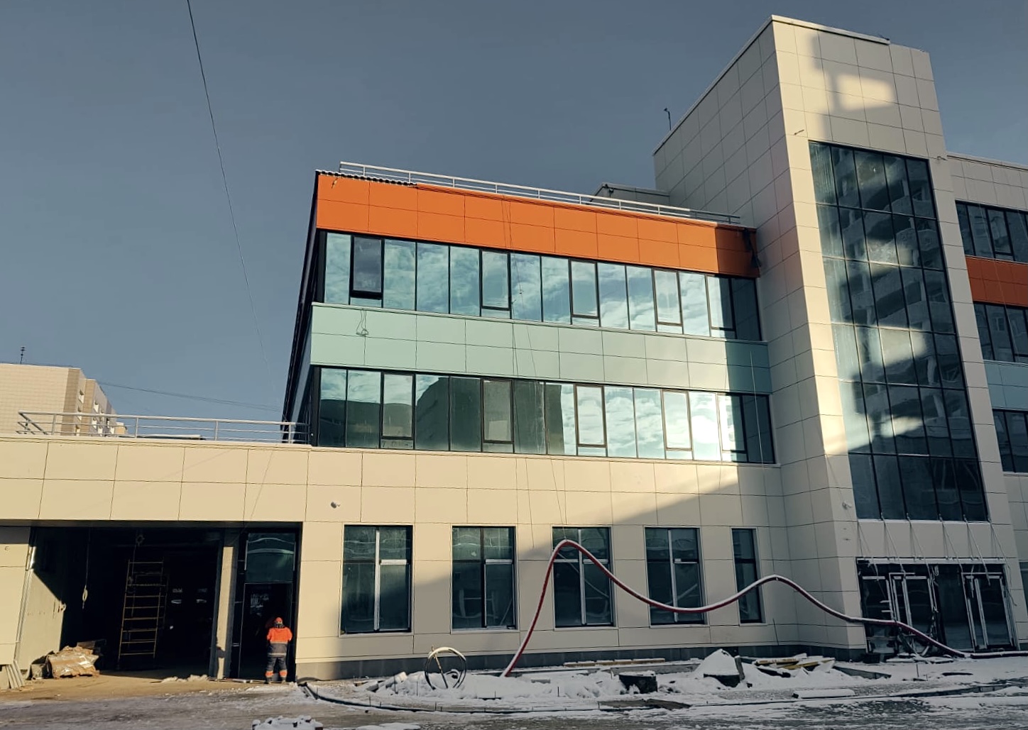 Завершено устройство фасадов скоропомощного корпуса больницы имени О.М. Филатова