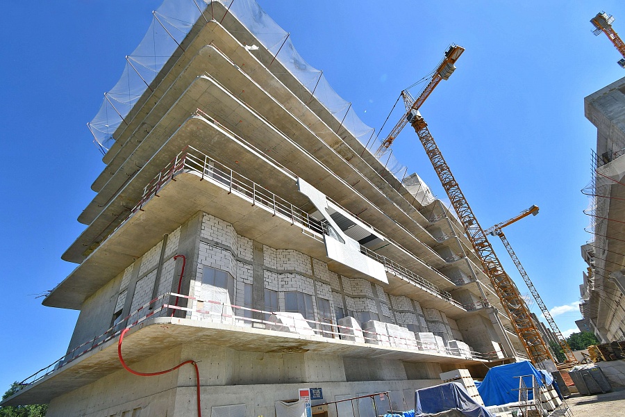 Приступили к работам по устройству кровли и вентилируемого фасада Южного корпуса