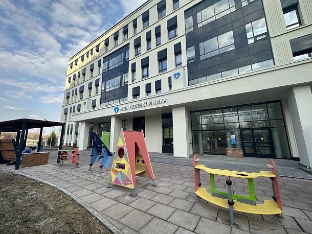 Детско-взрослая поликлиника на 320 посещений в смену с постом скорой медицинской помощи на 2 машиноместа